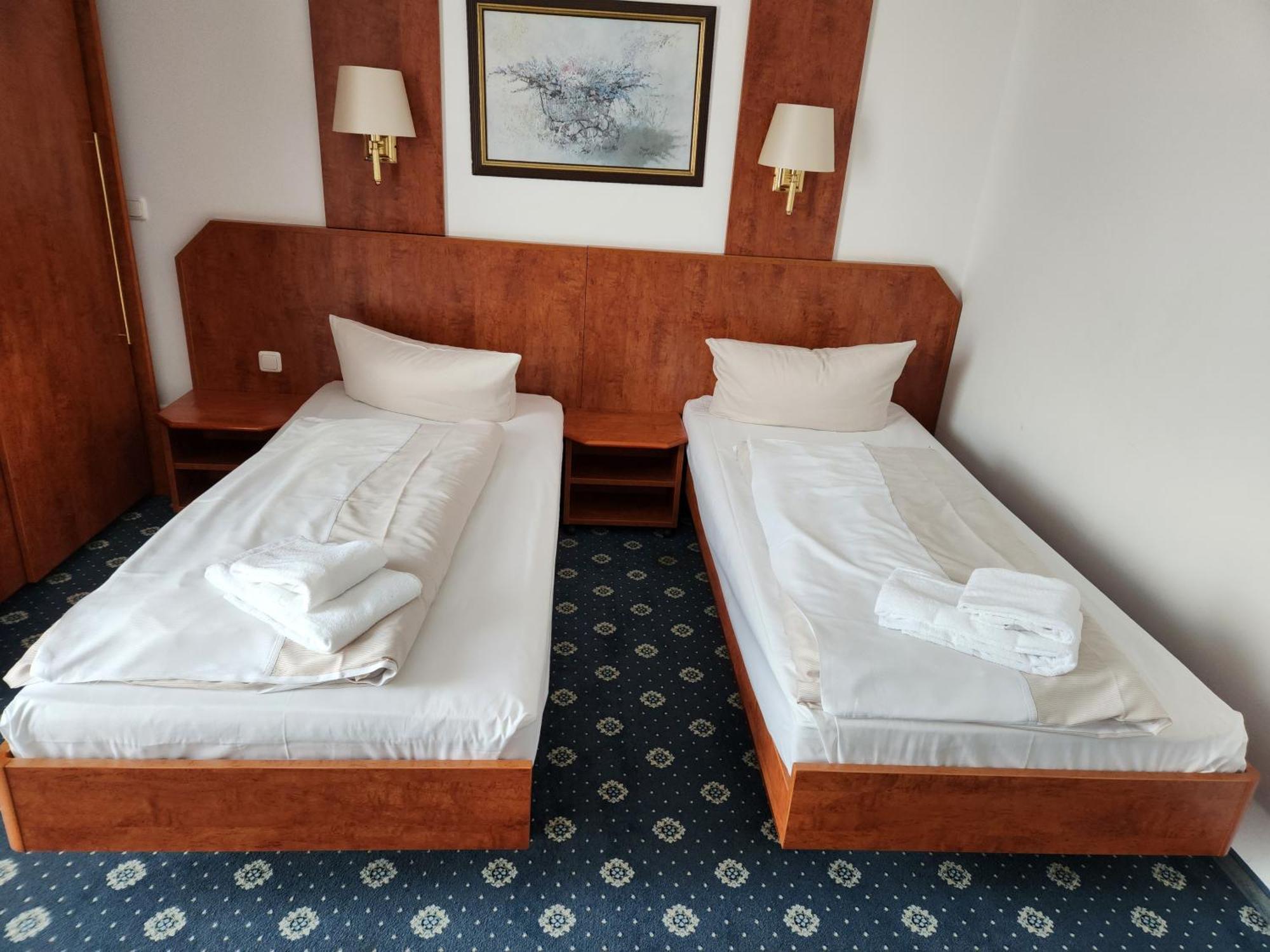 Hotel Hoyers In Pinneberg Prisdorf ภายนอก รูปภาพ